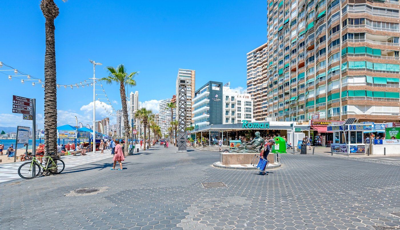 We present a rare opportunity in one of Benidorm’s most privileged locations: right next to the iconic Hotel Lid