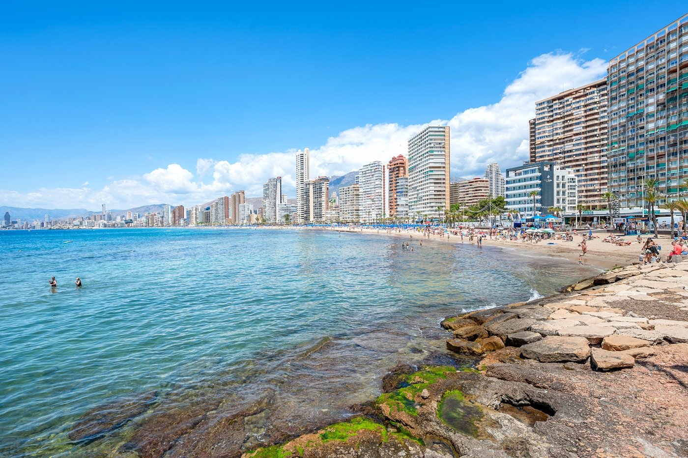 We present a rare opportunity in one of Benidorm’s most privileged locations: right next to the iconic Hotel Lid