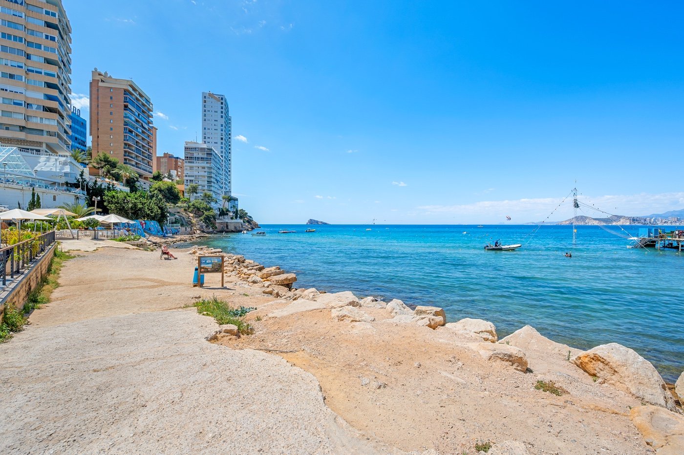 We present a rare opportunity in one of Benidorm’s most privileged locations: right next to the iconic Hotel Lid