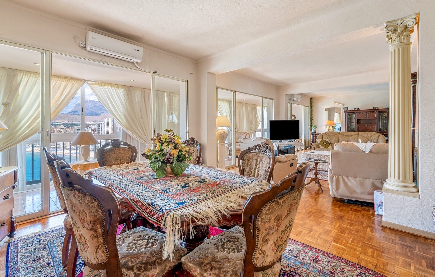 We present a rare opportunity in one of Benidorm’s most privileged locations: right next to the iconic Hotel Lid