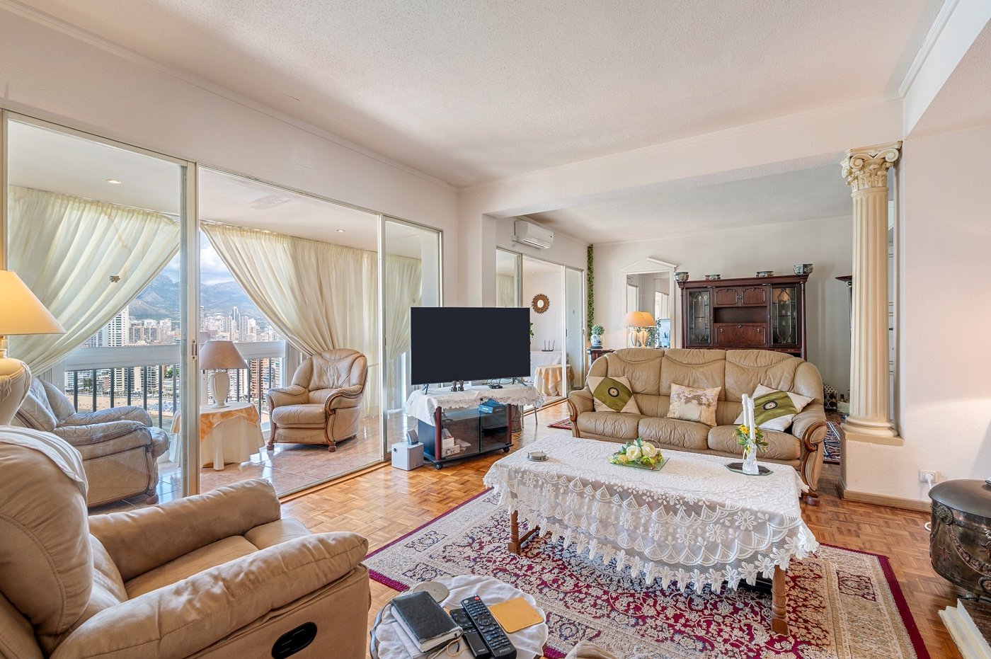 We present a rare opportunity in one of Benidorm’s most privileged locations: right next to the iconic Hotel Lid