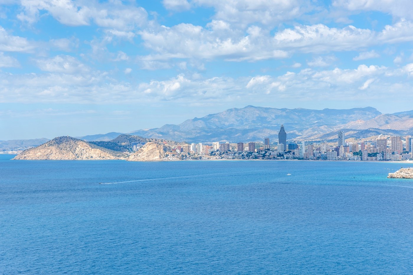 We present a rare opportunity in one of Benidorm’s most privileged locations: right next to the iconic Hotel Lid