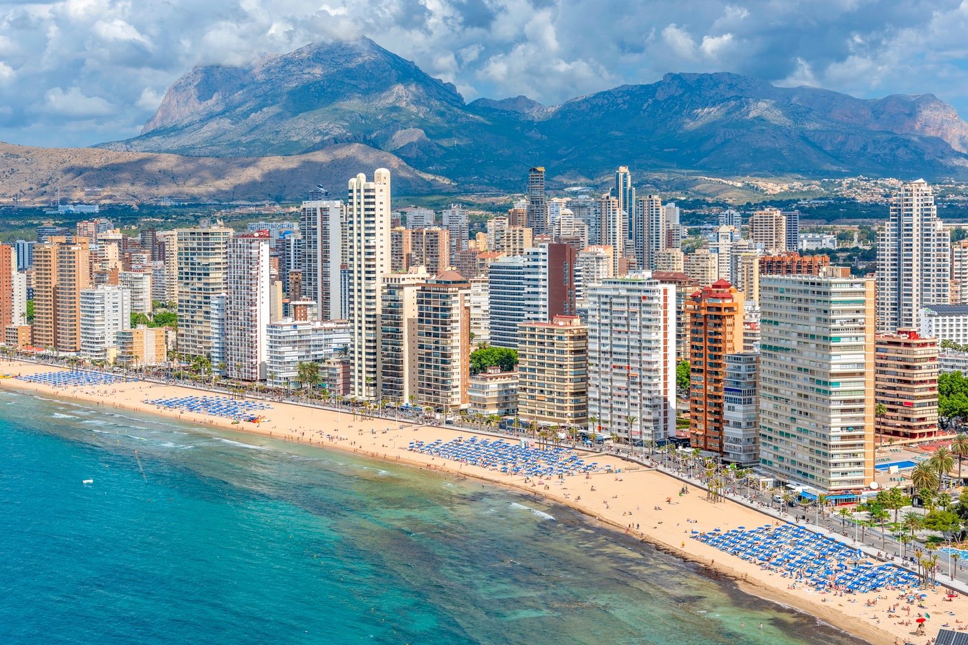 We present a rare opportunity in one of Benidorm’s most privileged locations: right next to the iconic Hotel Lid