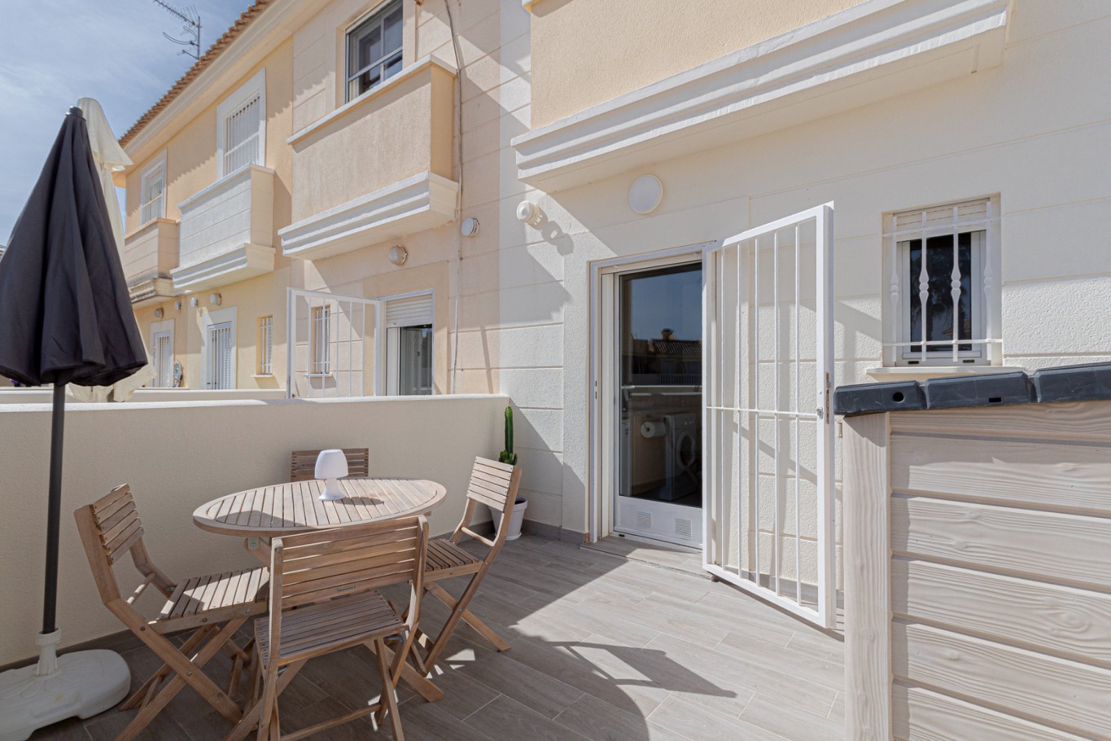 Super sonniges Reihenhaus mit zwei Ausrichtungen, gelegen in einer ruhigen und friedlichen Wohnanlage in Lomas de Cabo Roig. Die Immobilie umfasst 2