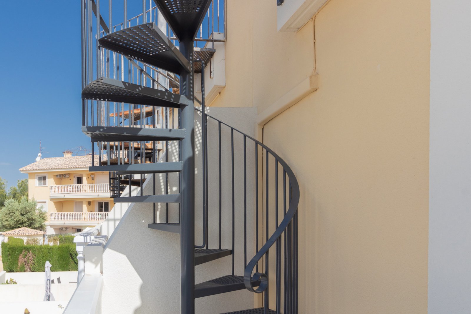 Super sonniges Reihenhaus mit zwei Ausrichtungen, gelegen in einer ruhigen und friedlichen Wohnanlage in Lomas de Cabo Roig. Die Immobilie umfasst 2