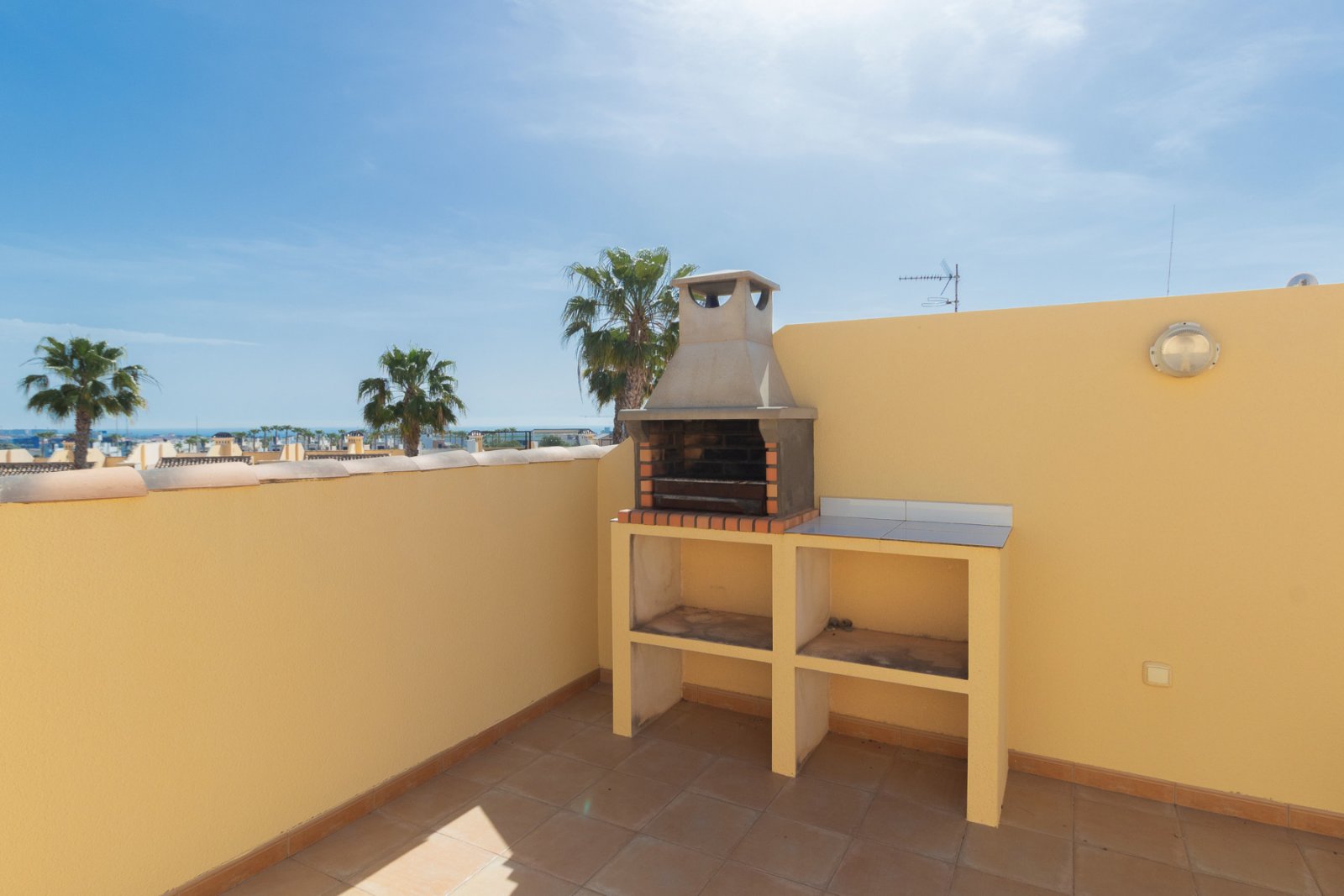 Super sonniges Reihenhaus mit zwei Ausrichtungen, gelegen in einer ruhigen und friedlichen Wohnanlage in Lomas de Cabo Roig. Die Immobilie umfasst 2