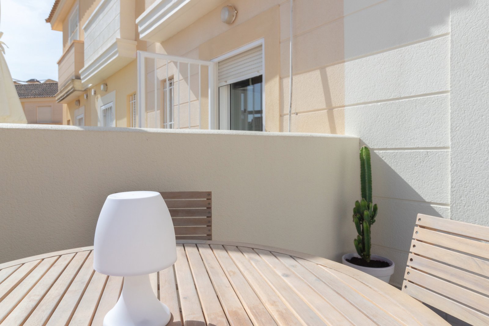 Super sonniges Reihenhaus mit zwei Ausrichtungen, gelegen in einer ruhigen und friedlichen Wohnanlage in Lomas de Cabo Roig. Die Immobilie umfasst 2