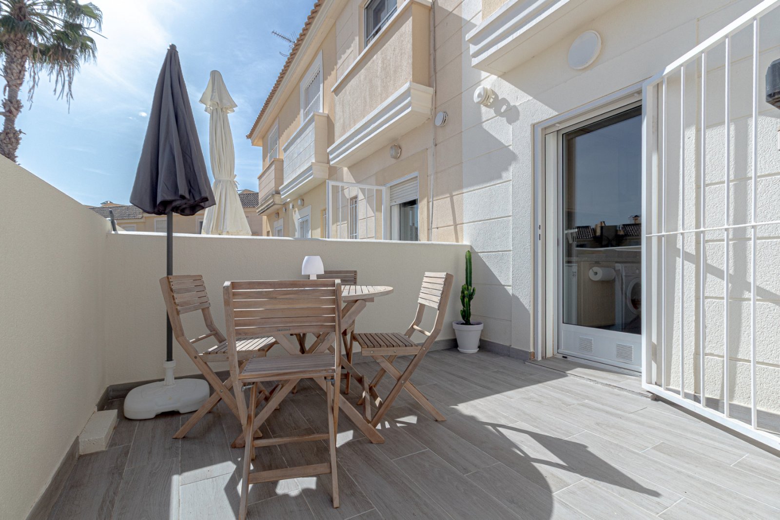 Super sonniges Reihenhaus mit zwei Ausrichtungen, gelegen in einer ruhigen und friedlichen Wohnanlage in Lomas de Cabo Roig. Die Immobilie umfasst 2