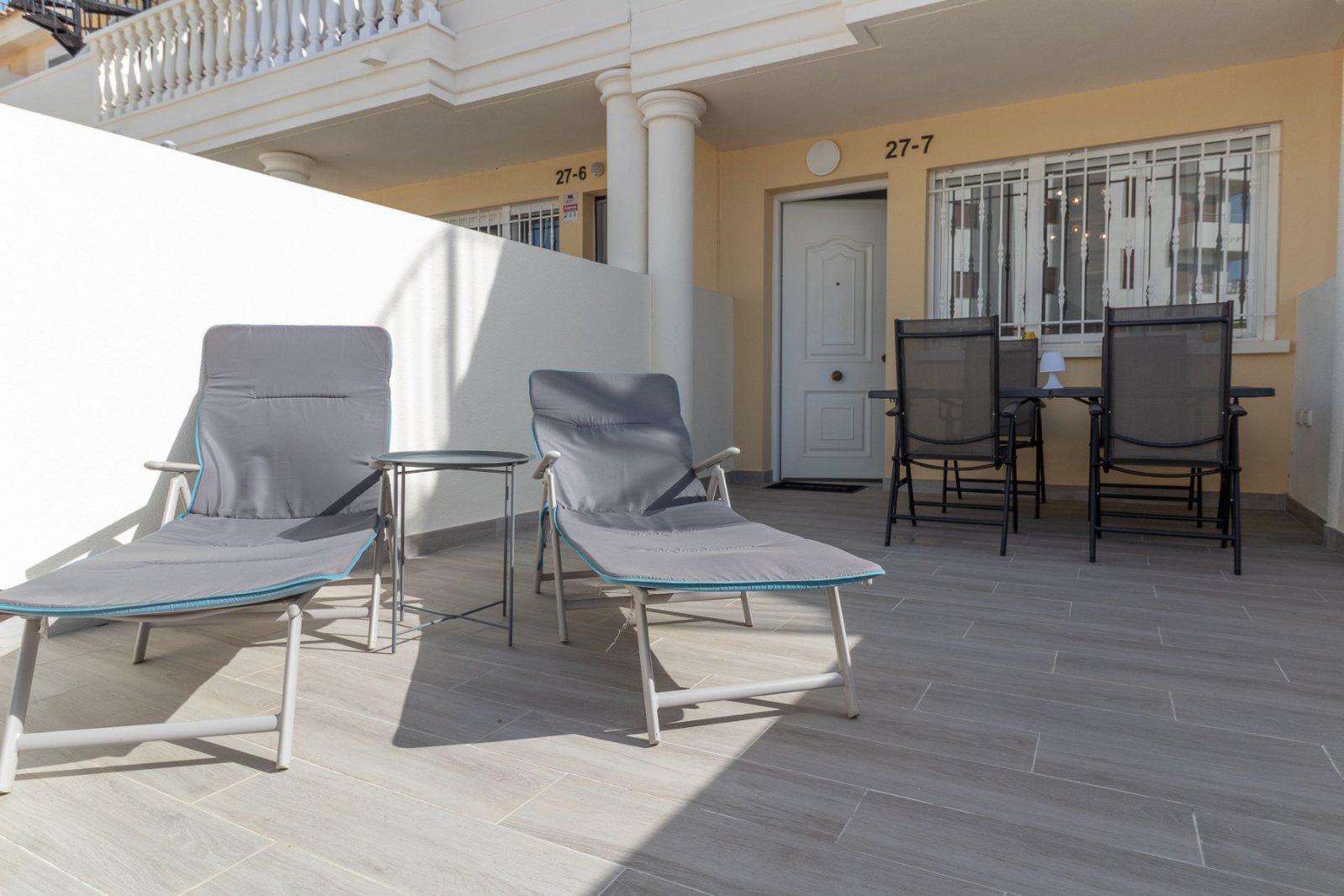Super sonniges Reihenhaus mit zwei Ausrichtungen, gelegen in einer ruhigen und friedlichen Wohnanlage in Lomas de Cabo Roig. Die Immobilie umfasst 2