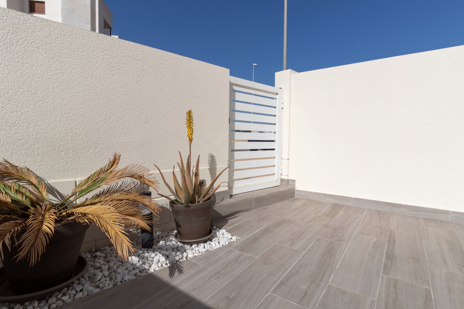Super sonniges Reihenhaus mit zwei Ausrichtungen, gelegen in einer ruhigen und friedlichen Wohnanlage in Lomas de Cabo Roig. Die Immobilie umfasst 2