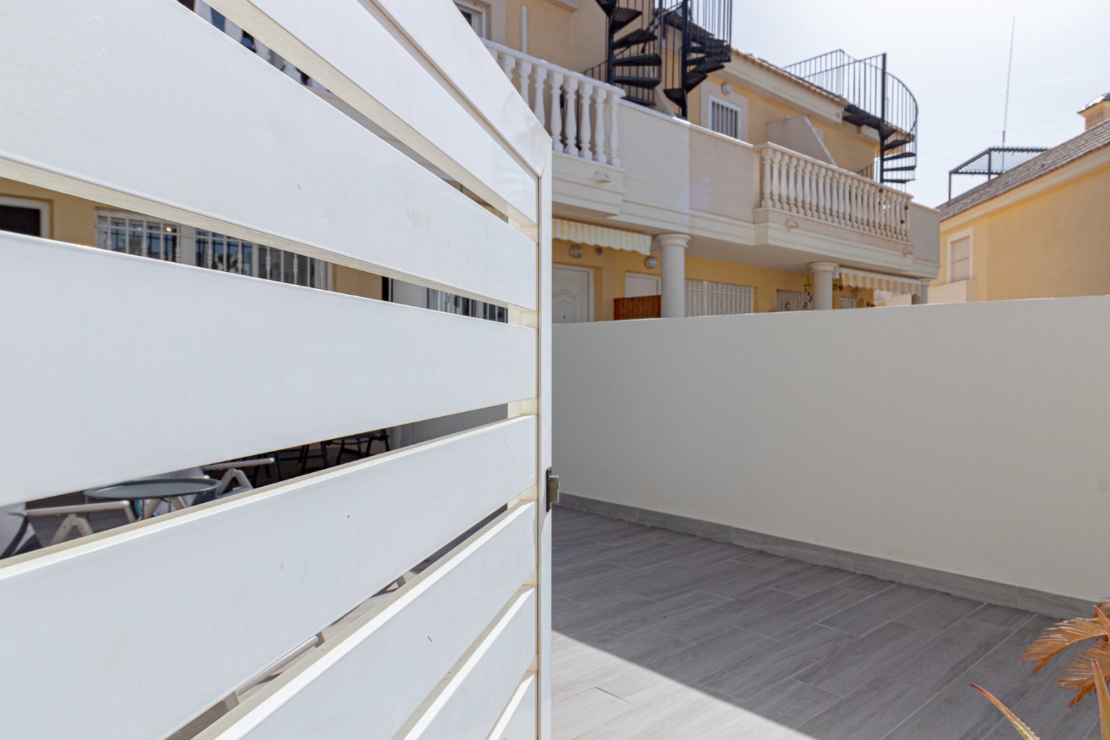 Super sonniges Reihenhaus mit zwei Ausrichtungen, gelegen in einer ruhigen und friedlichen Wohnanlage in Lomas de Cabo Roig. Die Immobilie umfasst 2