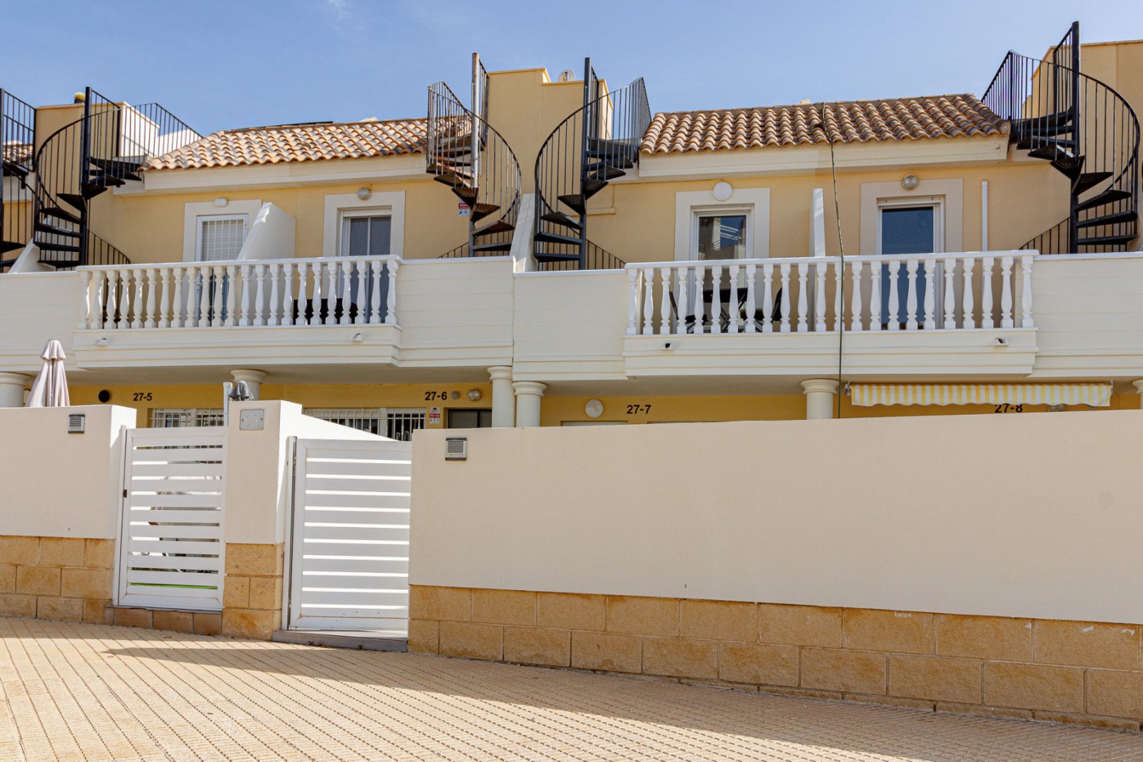 Super sonniges Reihenhaus mit zwei Ausrichtungen, gelegen in einer ruhigen und friedlichen Wohnanlage in Lomas de Cabo Roig. Die Immobilie umfasst 2