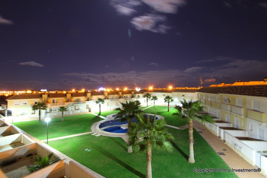 Super sonniges Reihenhaus mit zwei Ausrichtungen, gelegen in einer ruhigen und friedlichen Wohnanlage in Lomas de Cabo Roig. Die Immobilie umfasst 2