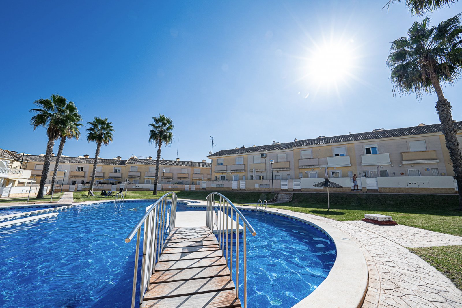 Super sonniges Reihenhaus mit zwei Ausrichtungen, gelegen in einer ruhigen und friedlichen Wohnanlage in Lomas de Cabo Roig. Die Immobilie umfasst 2