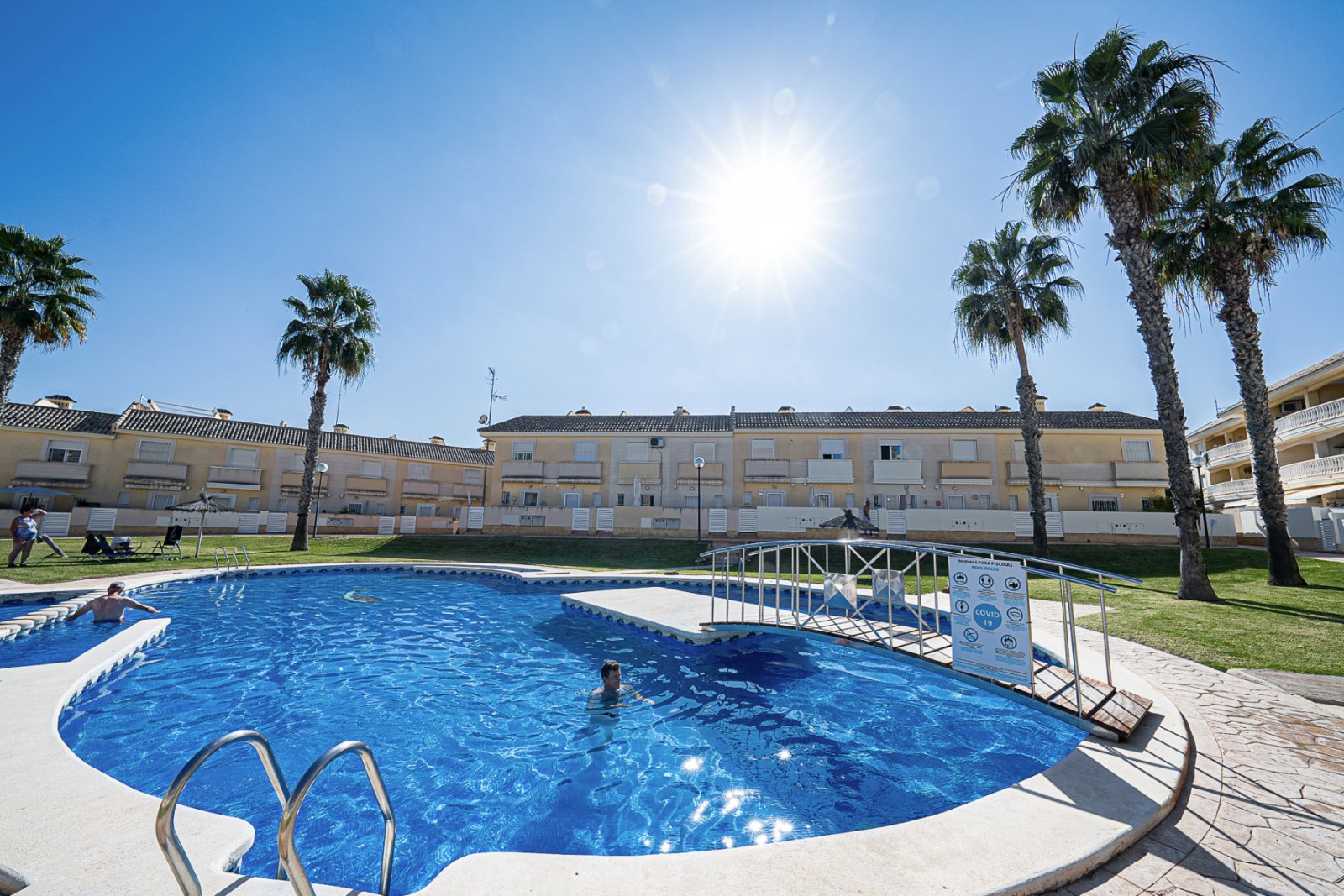 Super sonniges Reihenhaus mit zwei Ausrichtungen, gelegen in einer ruhigen und friedlichen Wohnanlage in Lomas de Cabo Roig. Die Immobilie umfasst 2