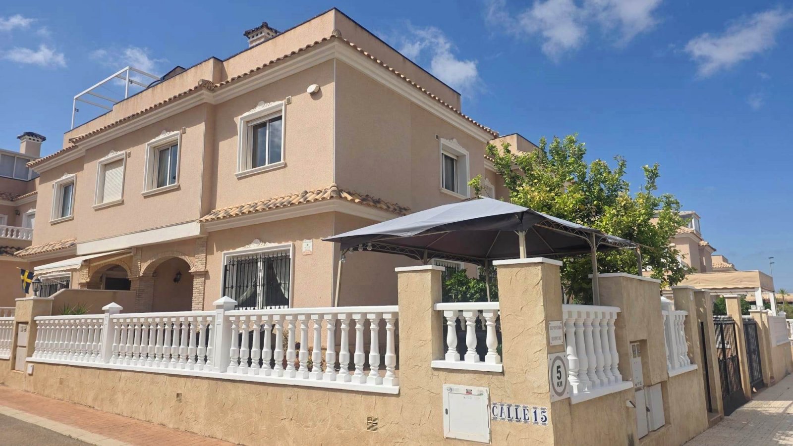 In der beliebten Wohnanlage Vista Azul in Villamartin, Orihuela Costa, bietet diese gepflegte Eck-Maisonette-Wohnung ein perfektes Gleichgewicht zwis