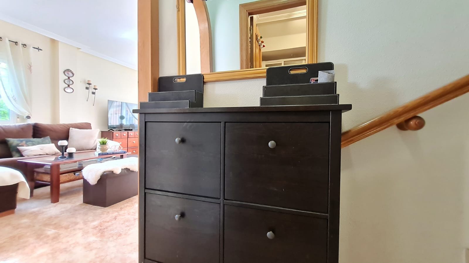 In der beliebten Wohnanlage Vista Azul in Villamartin, Orihuela Costa, bietet diese gepflegte Eck-Maisonette-Wohnung ein perfektes Gleichgewicht zwis
