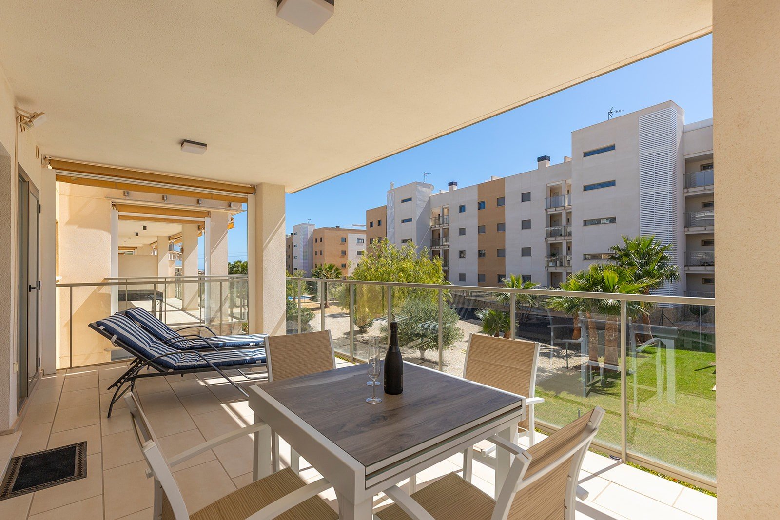 Entdecken Sie diese moderne und elegante Wohnung, die vollständig bezugsfertig ist und sich im beliebten Stadtteil Villamartín befindet. Die Wohnung