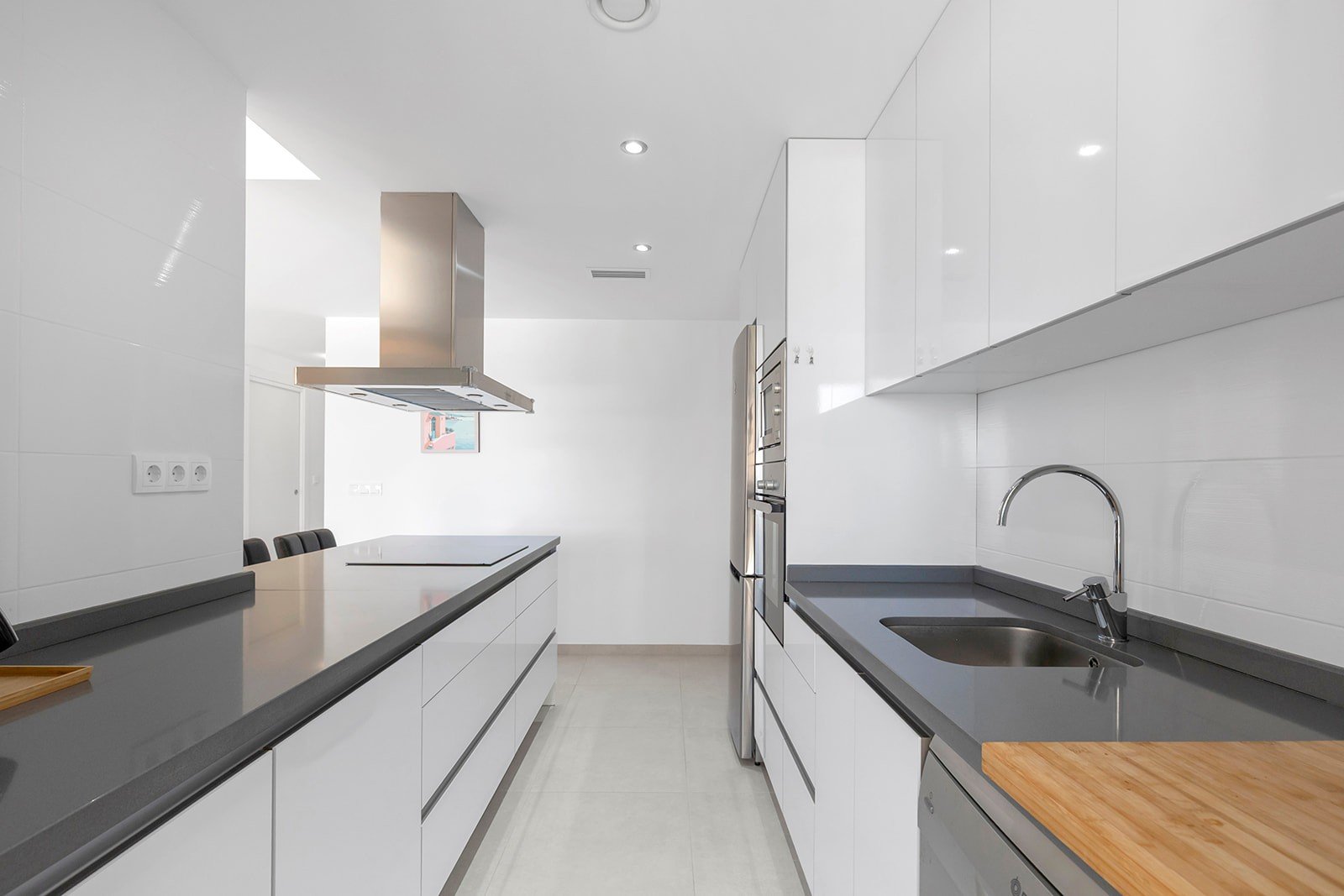 Entdecken Sie diese moderne und elegante Wohnung, die vollständig bezugsfertig ist und sich im beliebten Stadtteil Villamartín befindet. Die Wohnung
