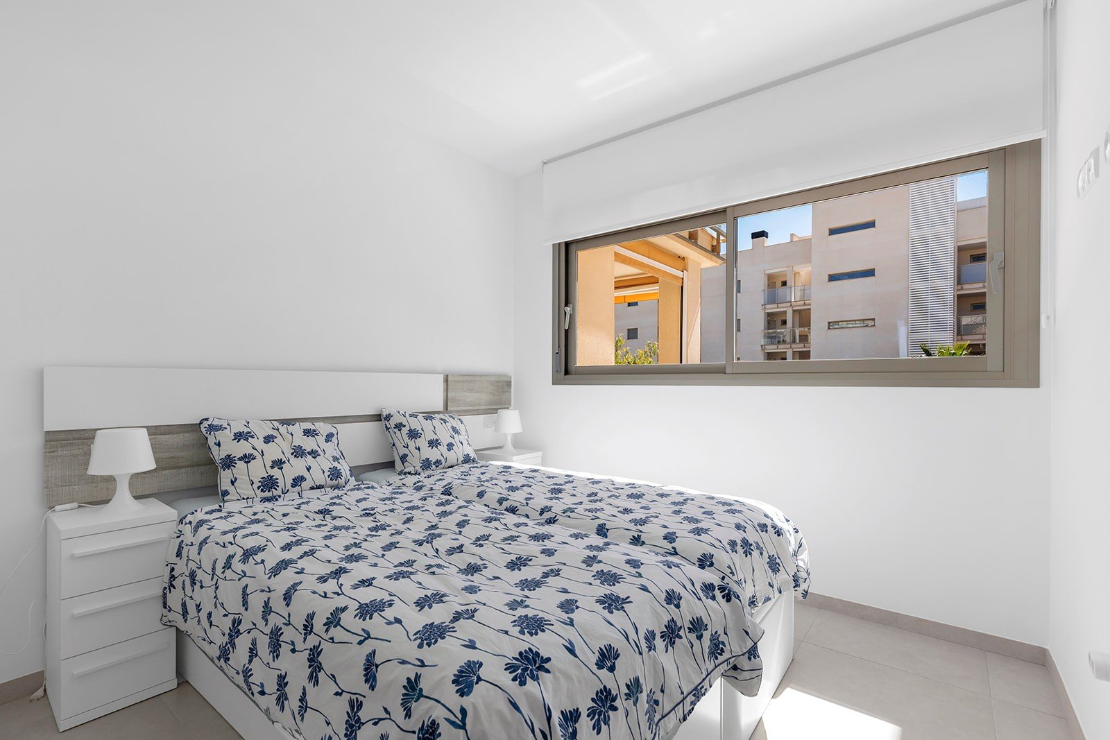 Entdecken Sie diese moderne und elegante Wohnung, die vollständig bezugsfertig ist und sich im beliebten Stadtteil Villamartín befindet. Die Wohnung