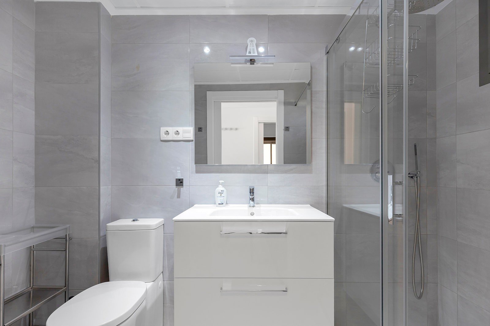 Entdecken Sie diese moderne und elegante Wohnung, die vollständig bezugsfertig ist und sich im beliebten Stadtteil Villamartín befindet. Die Wohnung