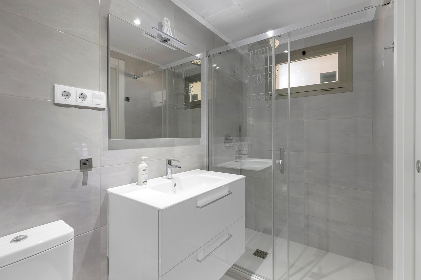 Entdecken Sie diese moderne und elegante Wohnung, die vollständig bezugsfertig ist und sich im beliebten Stadtteil Villamartín befindet. Die Wohnung