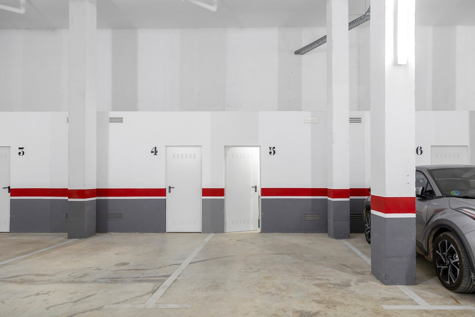 Entdecken Sie diese moderne und elegante Wohnung, die vollständig bezugsfertig ist und sich im beliebten Stadtteil Villamartín befindet. Die Wohnung