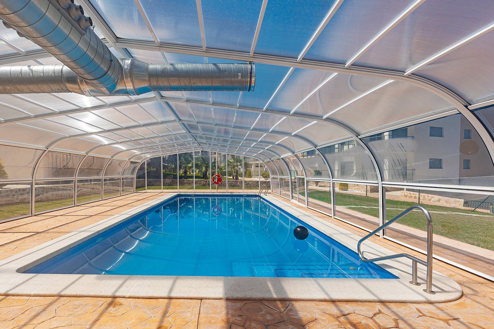 Entdecken Sie diese moderne und elegante Wohnung, die vollständig bezugsfertig ist und sich im beliebten Stadtteil Villamartín befindet. Die Wohnung