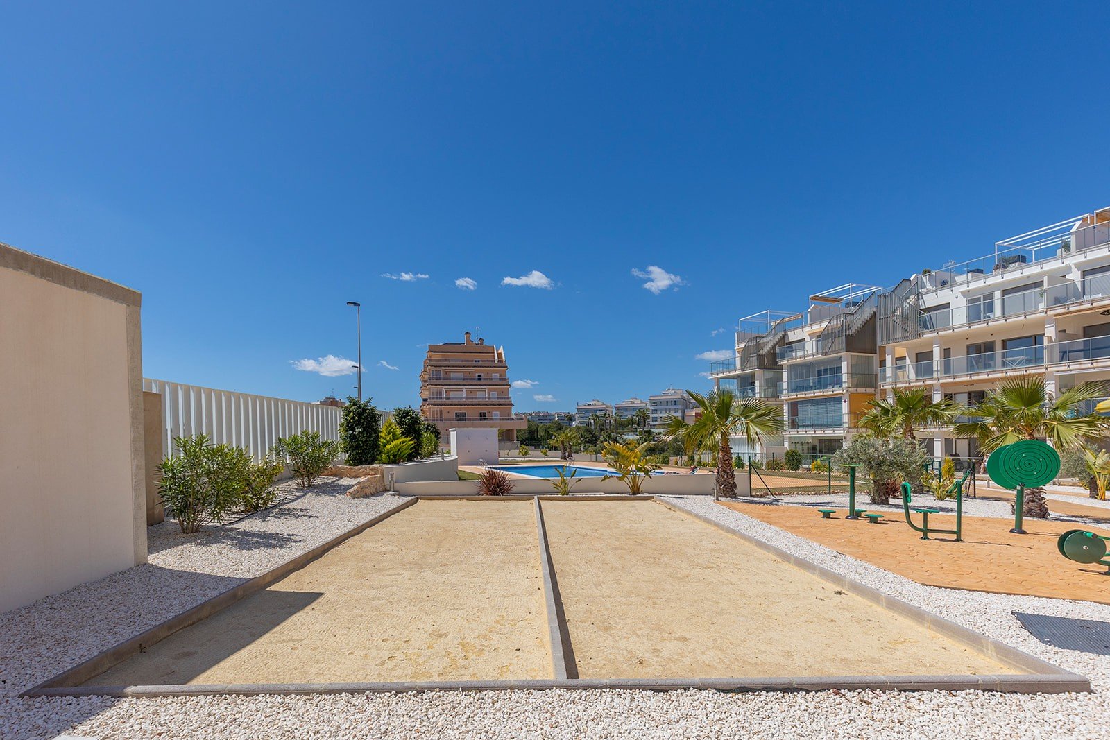 Entdecken Sie diese moderne und elegante Wohnung, die vollständig bezugsfertig ist und sich im beliebten Stadtteil Villamartín befindet. Die Wohnung