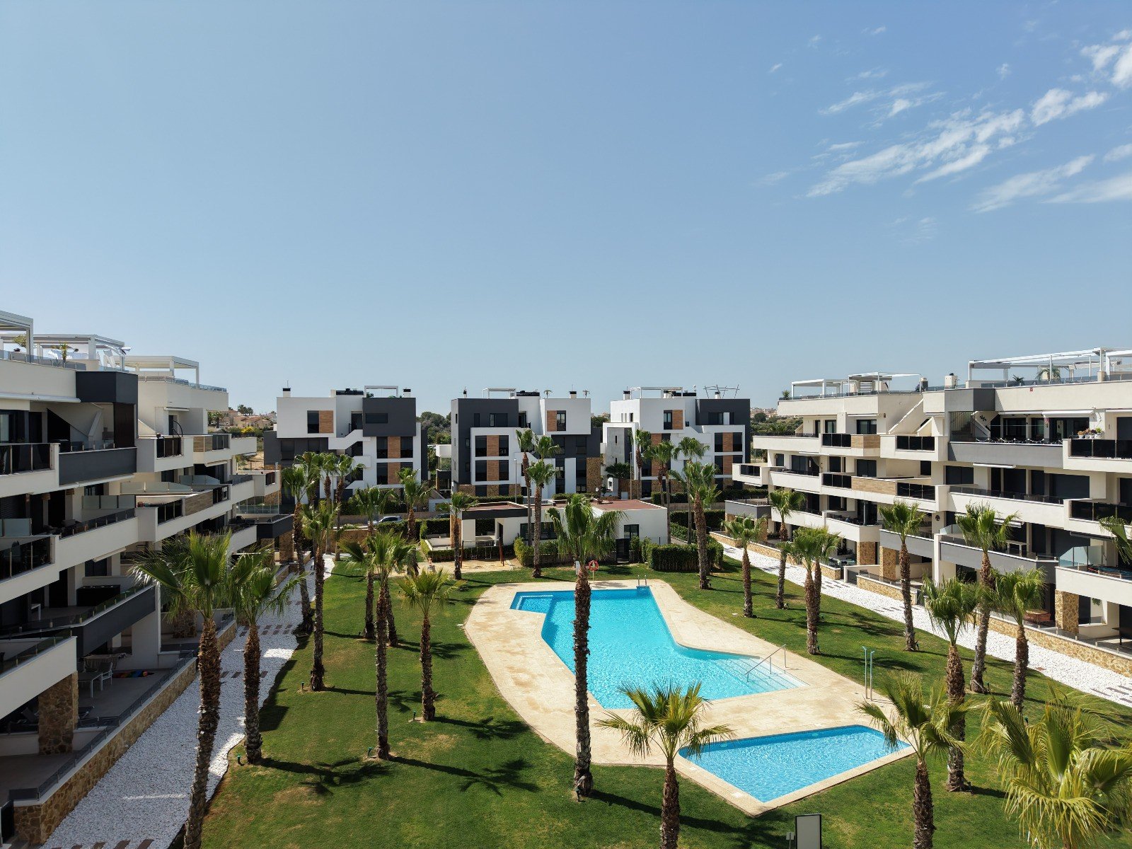 This West Facing, Two Bedroom, Second Floor Apartment in Los Altos is located within a 10 minute walk of a main chain supermarket, JYSK furniture st
