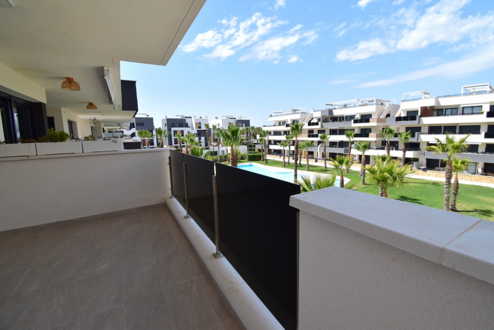 This West Facing, Two Bedroom, Second Floor Apartment in Los Altos is located within a 10 minute walk of a main chain supermarket, JYSK furniture st