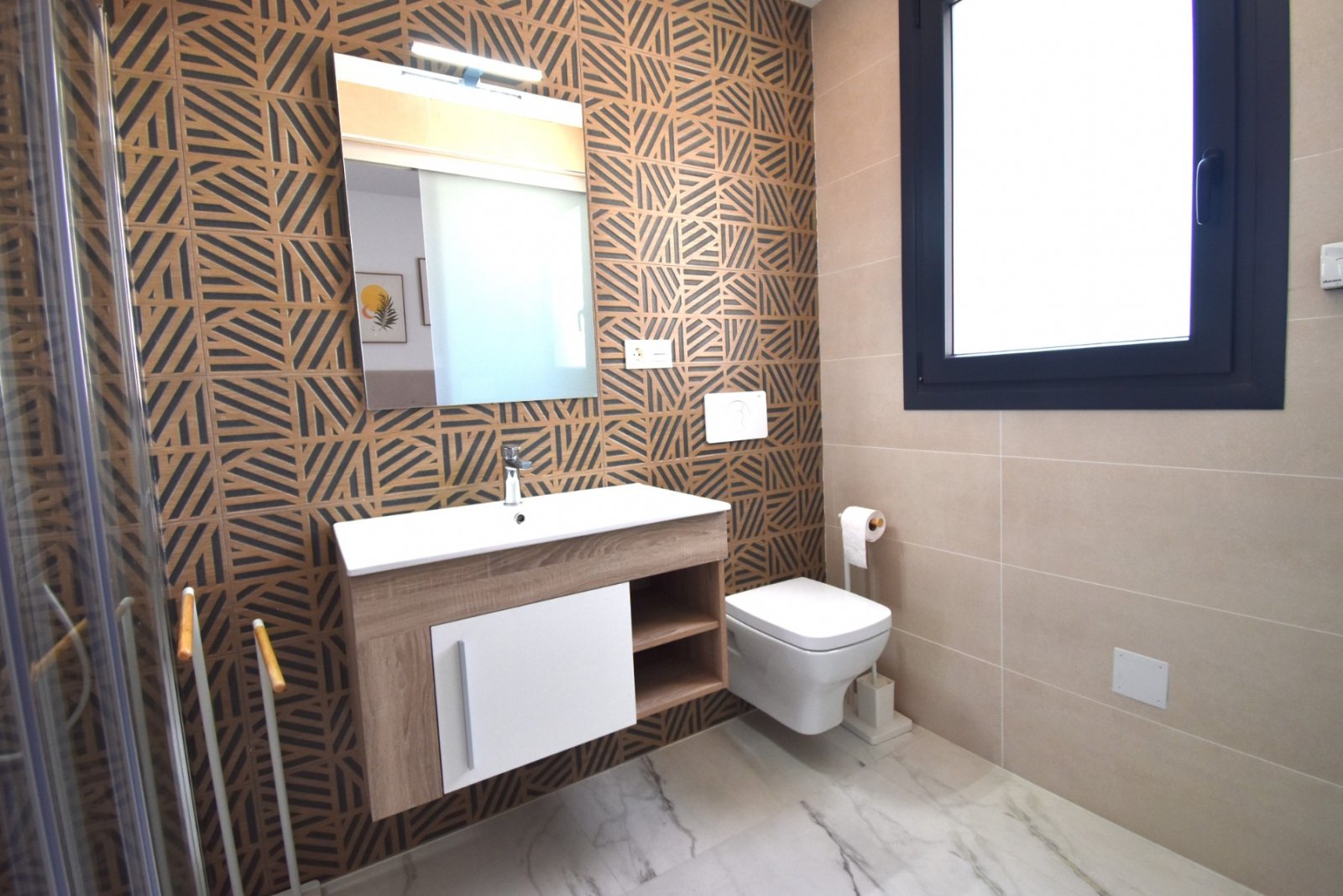 This West Facing, Two Bedroom, Second Floor Apartment in Los Altos is located within a 10 minute walk of a main chain supermarket, JYSK furniture st