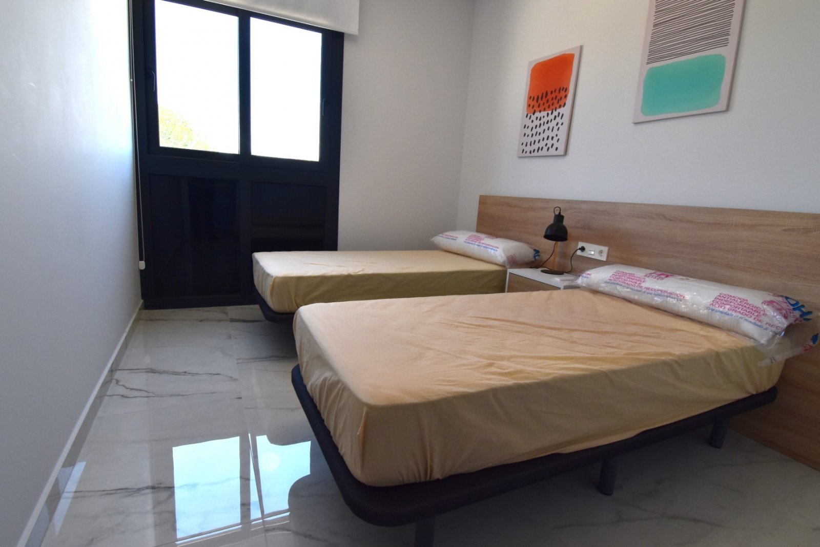 This West Facing, Two Bedroom, Second Floor Apartment in Los Altos is located within a 10 minute walk of a main chain supermarket, JYSK furniture st