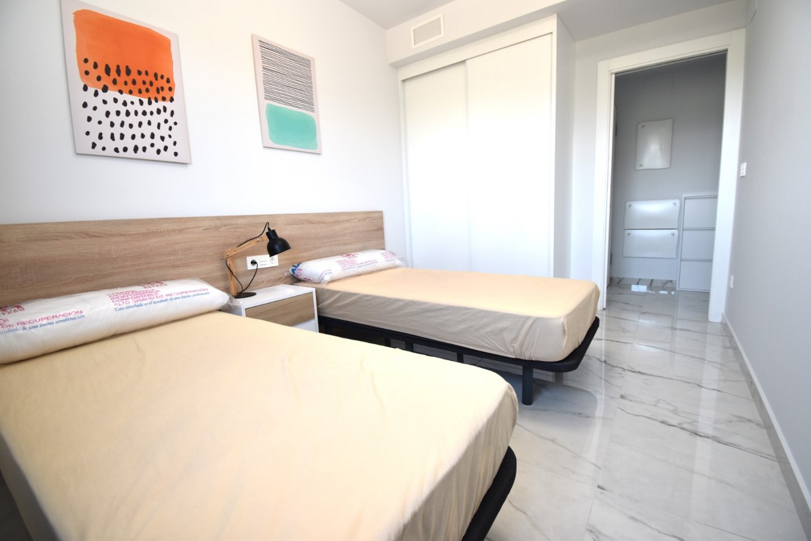 This West Facing, Two Bedroom, Second Floor Apartment in Los Altos is located within a 10 minute walk of a main chain supermarket, JYSK furniture st