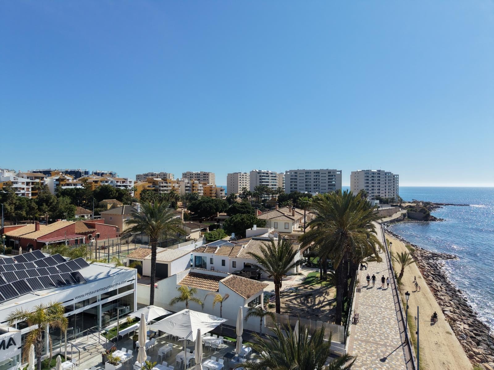 This West Facing, Two Bedroom, Second Floor Apartment in Los Altos is located within a 10 minute walk of a main chain supermarket, JYSK furniture st