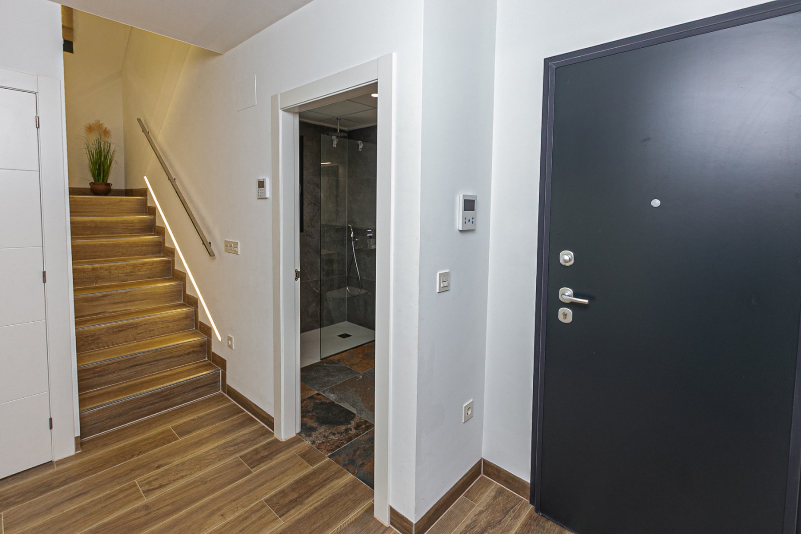 Wir präsentieren Ihnen diese exklusive freistehende Villa in La Herrada, Los Montesinos, eine der gefragtesten Wohngegenden der Costa Blanca aufgrund