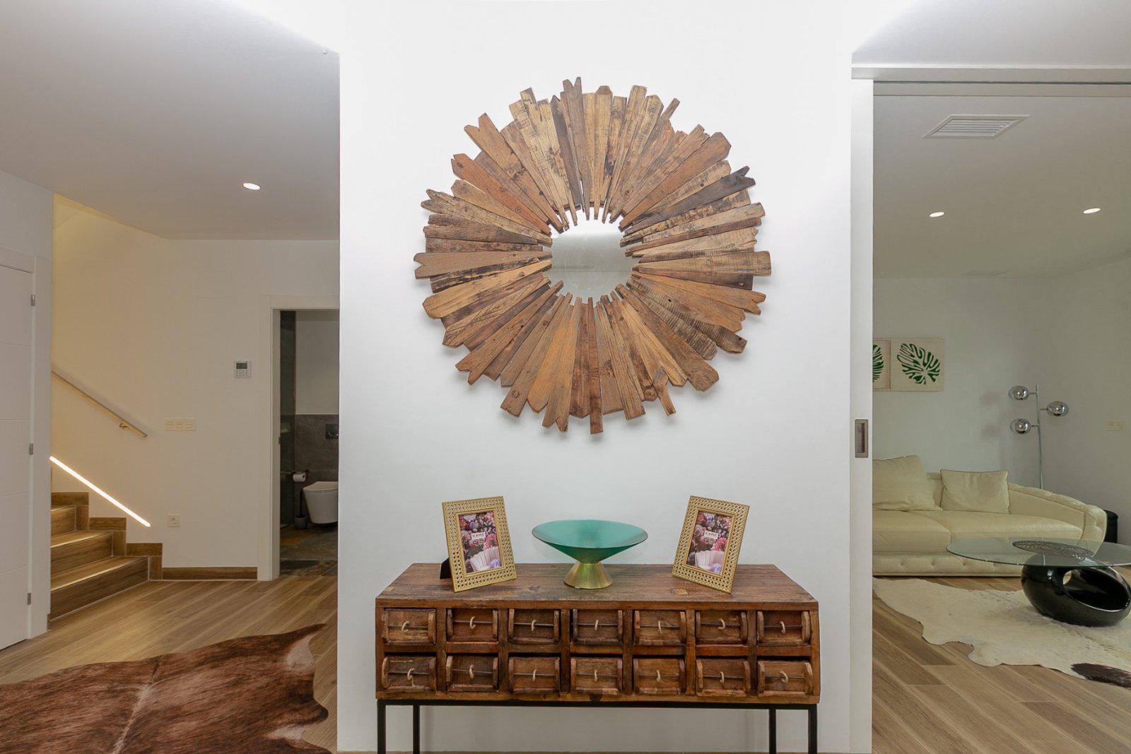 Wir präsentieren Ihnen diese exklusive freistehende Villa in La Herrada, Los Montesinos, eine der gefragtesten Wohngegenden der Costa Blanca aufgrund