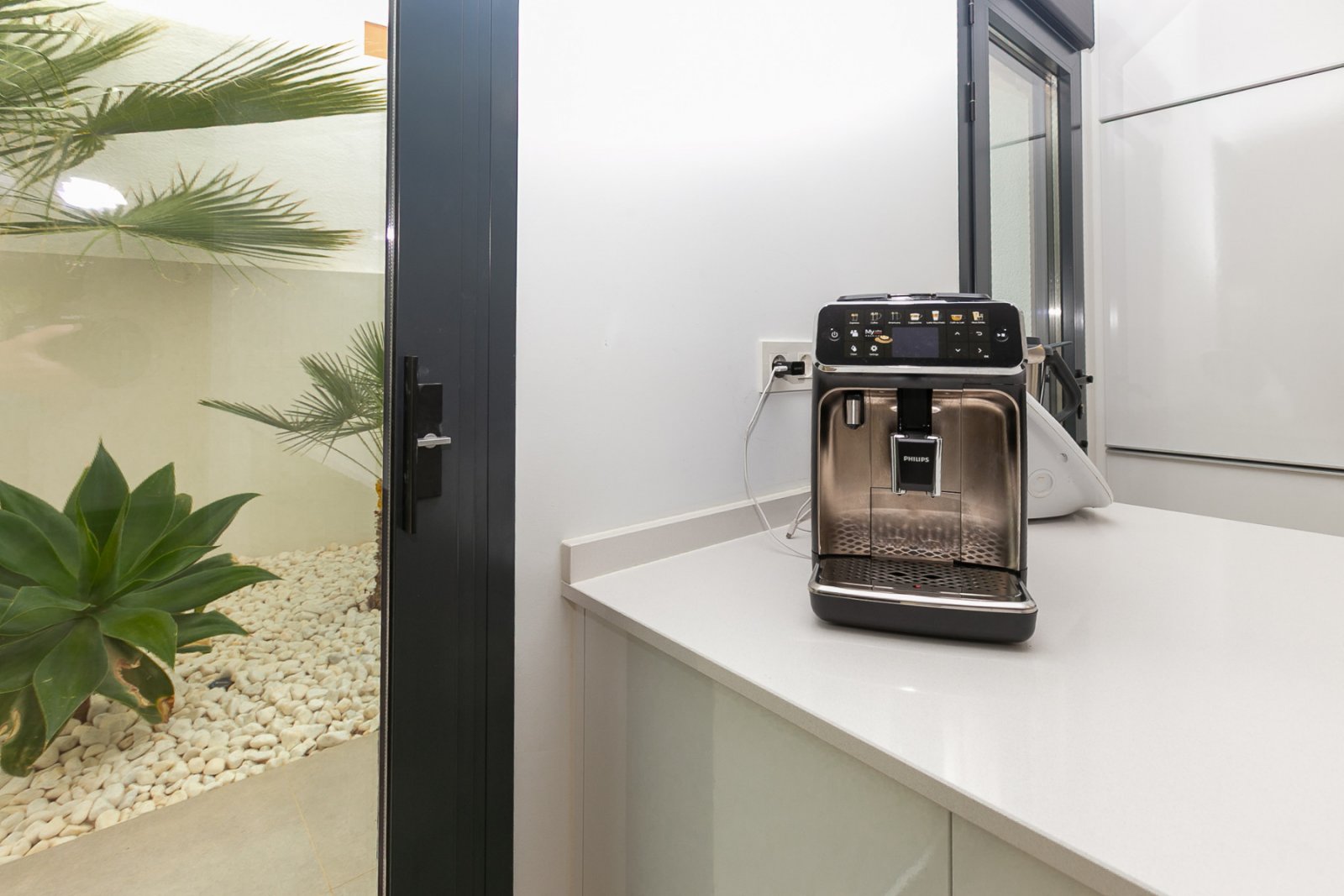 Wir präsentieren Ihnen diese exklusive freistehende Villa in La Herrada, Los Montesinos, eine der gefragtesten Wohngegenden der Costa Blanca aufgrund