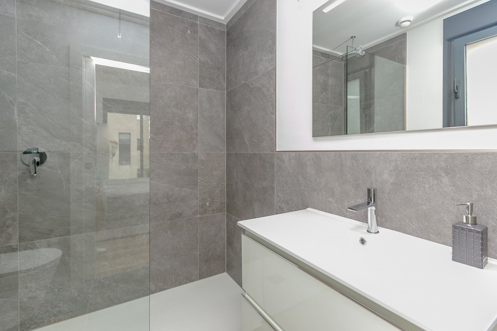 Wir präsentieren Ihnen diese exklusive freistehende Villa in La Herrada, Los Montesinos, eine der gefragtesten Wohngegenden der Costa Blanca aufgrund