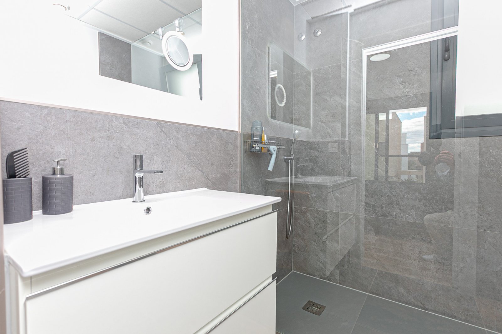 Wir präsentieren Ihnen diese exklusive freistehende Villa in La Herrada, Los Montesinos, eine der gefragtesten Wohngegenden der Costa Blanca aufgrund