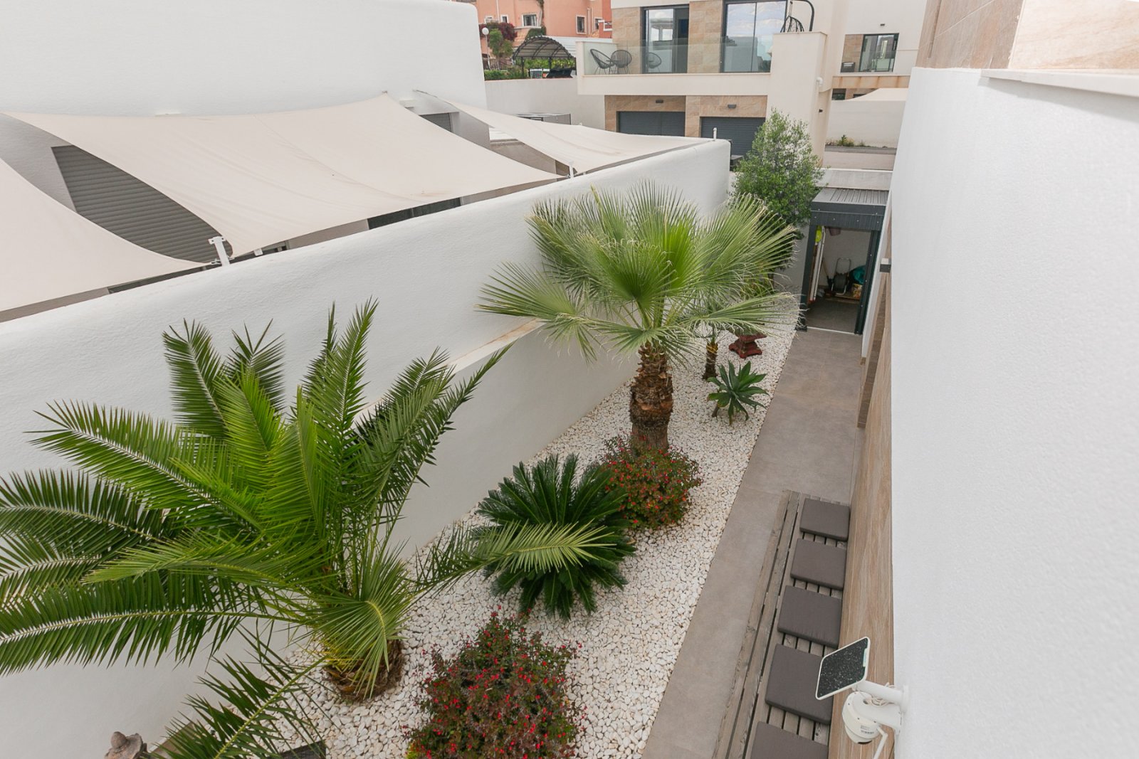 Wir präsentieren Ihnen diese exklusive freistehende Villa in La Herrada, Los Montesinos, eine der gefragtesten Wohngegenden der Costa Blanca aufgrund
