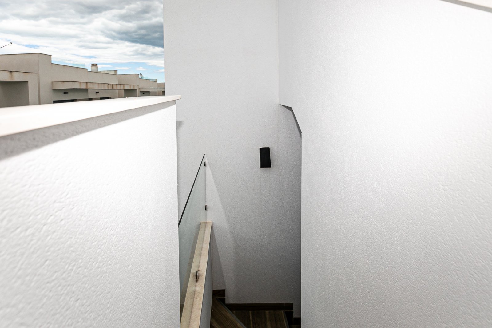 Wir präsentieren Ihnen diese exklusive freistehende Villa in La Herrada, Los Montesinos, eine der gefragtesten Wohngegenden der Costa Blanca aufgrund