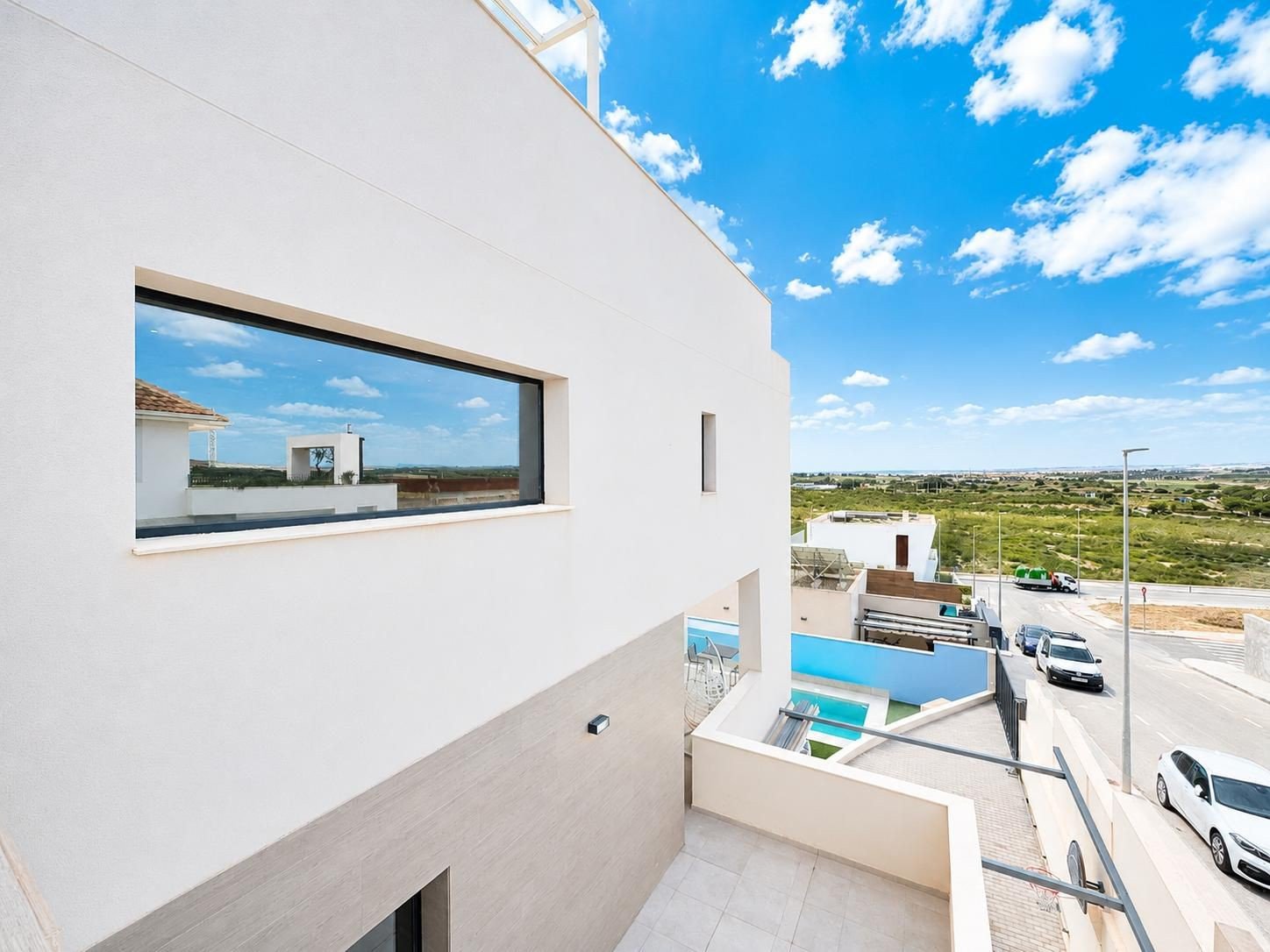 Today we are delighted to present this exceptional 4-bedroom, 4-bathroom detached villa located in the highly sought-after area of Benijófar. Set on