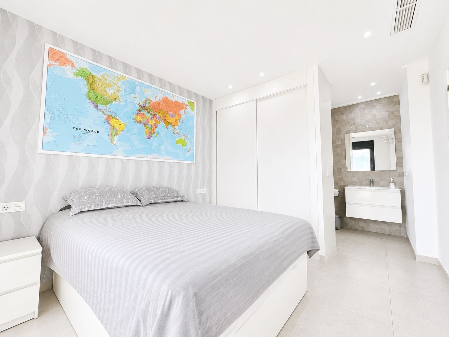 Today we are delighted to present this exceptional 4-bedroom, 4-bathroom detached villa located in the highly sought-after area of Benijófar. Set on