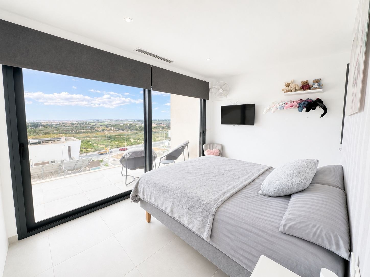 Today we are delighted to present this exceptional 4-bedroom, 4-bathroom detached villa located in the highly sought-after area of Benijófar. Set on