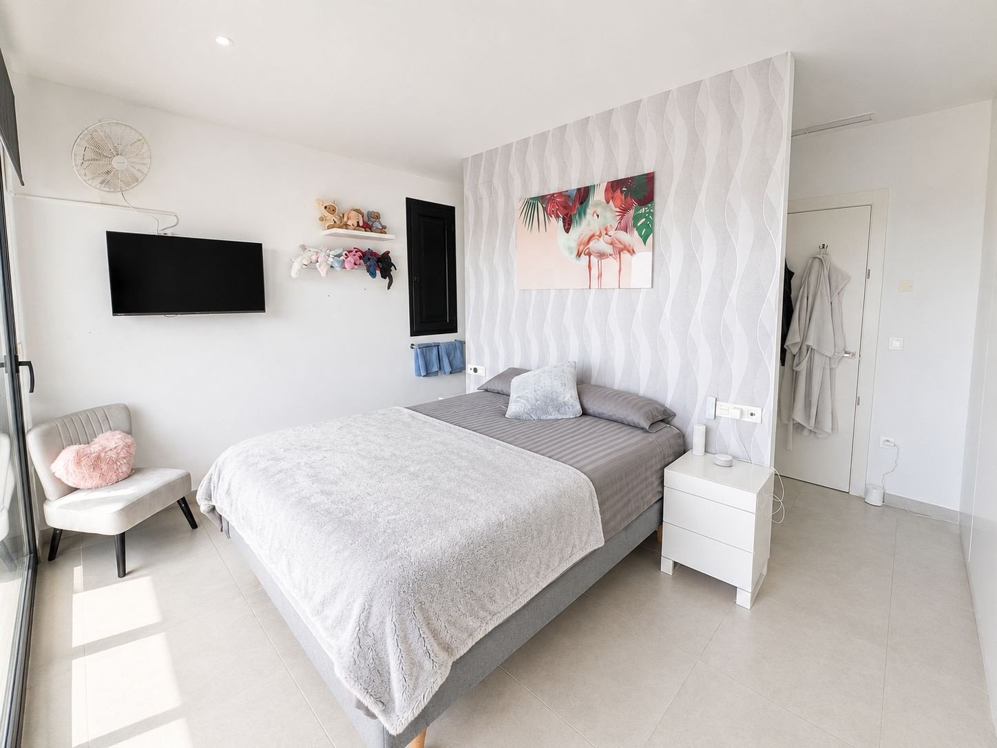 Today we are delighted to present this exceptional 4-bedroom, 4-bathroom detached villa located in the highly sought-after area of Benijófar. Set on