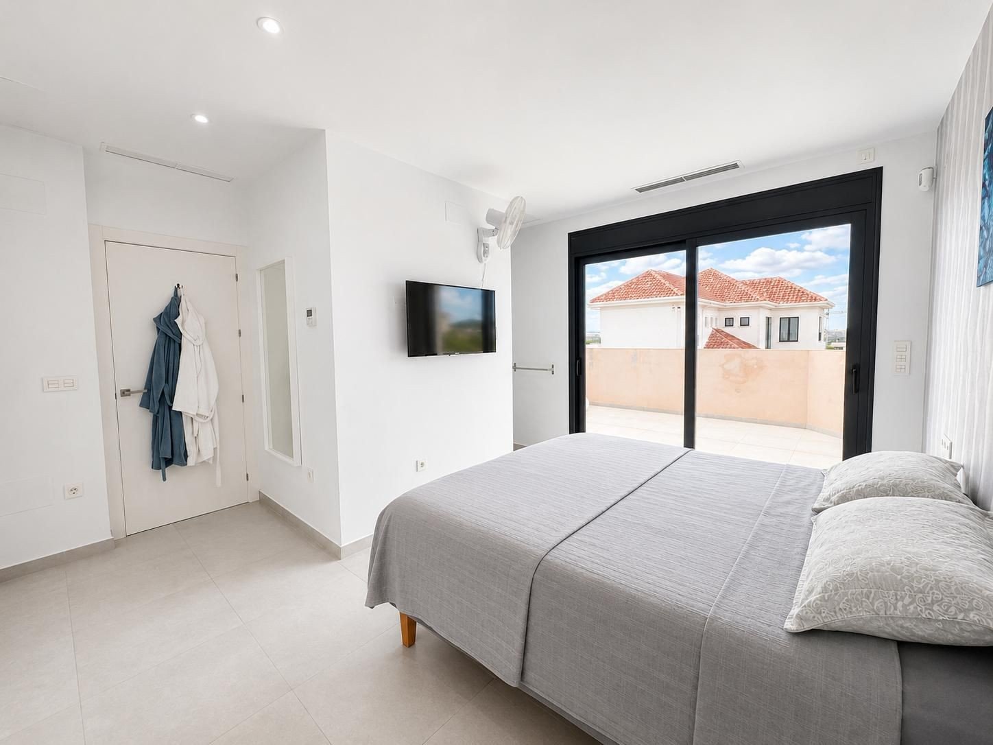 Today we are delighted to present this exceptional 4-bedroom, 4-bathroom detached villa located in the highly sought-after area of Benijófar. Set on