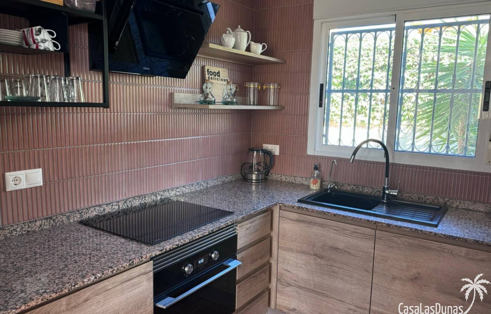  Casa Starrenburg ist eine traumhafte Ferienvilla am Rande des Wohngebiets La Marina. Diese luxuriöse, freistehende Villa besticht durch ihre moderne 