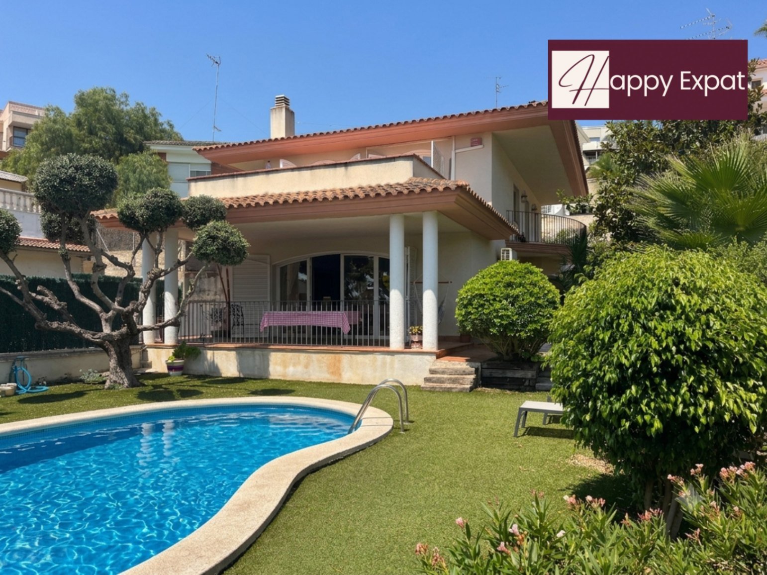 Wir präsentieren Ihnen diese riesige freistehende Villa, die atemberaubende Ausblicke auf das Meer, Komfort, große Räume und einen mediterranen Lebens