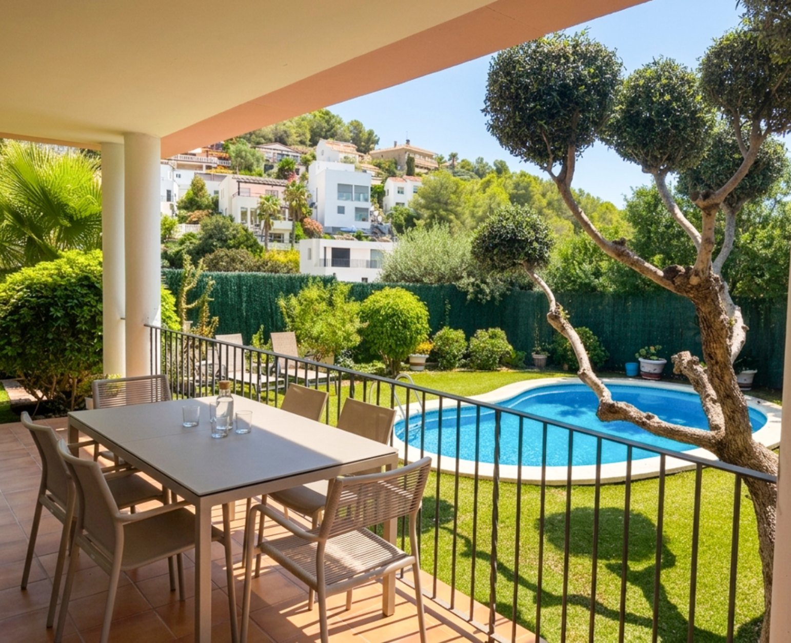 Wir präsentieren Ihnen diese riesige freistehende Villa, die atemberaubende Ausblicke auf das Meer, Komfort, große Räume und einen mediterranen Lebens